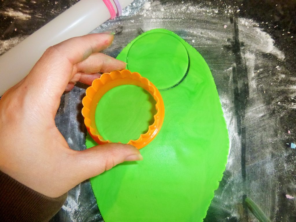 Peter Rabbit cupcakes cutting green circles